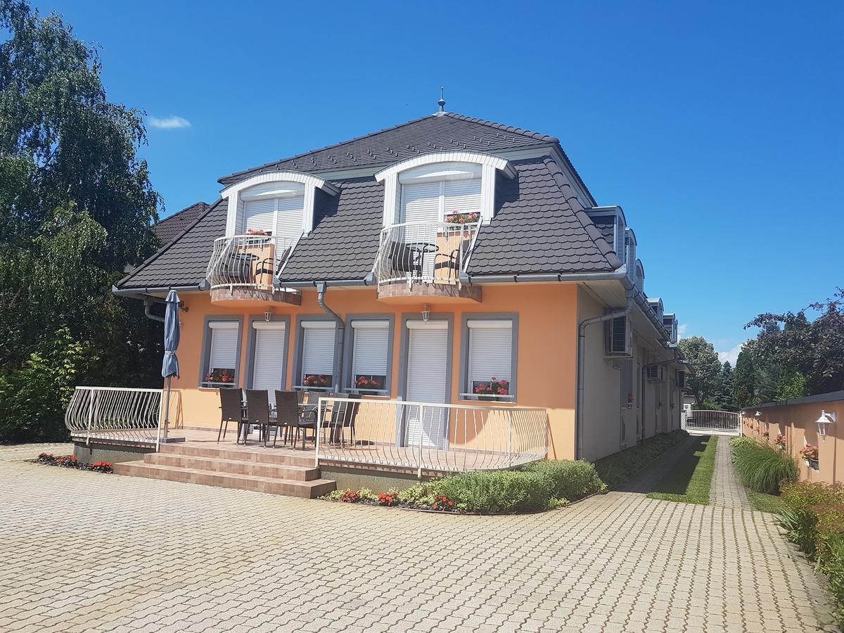 Richie Ii. Apartman Appartamento Siófok Esterno foto